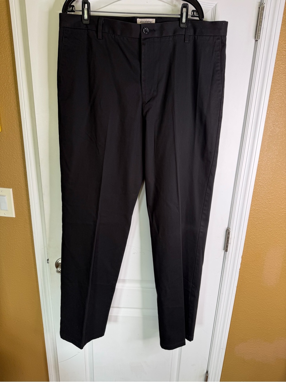Dockers Men's Black Dress Pants Classic Straight. Size 38/34